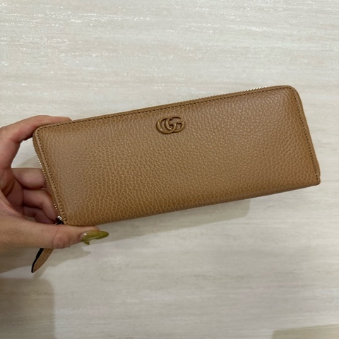 Gucci 奶茶色牛皮銀釦GG Marmont 12卡ㄇ拉長夾