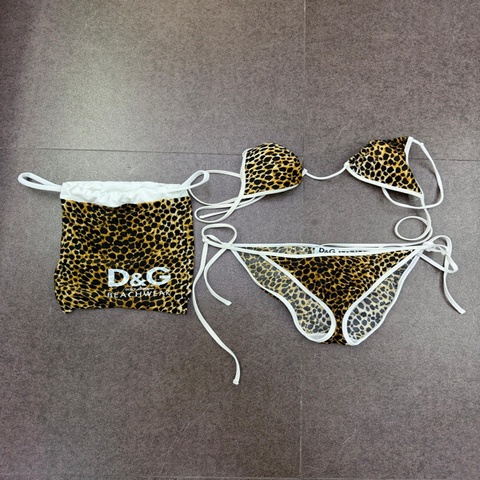 這款是 Dolce & Gabbana 的豹紋圖案比基尼套裝