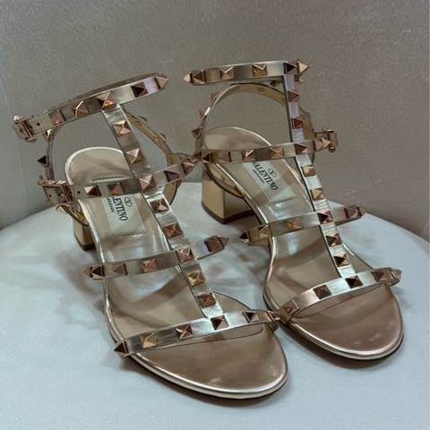 Valentino 金扣高踭鞋