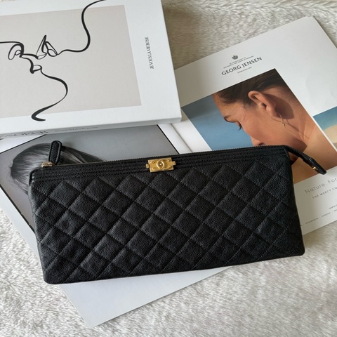 金釦Boy Chanel 粒紋牛皮拉鍊雙層手拿包(黑色)