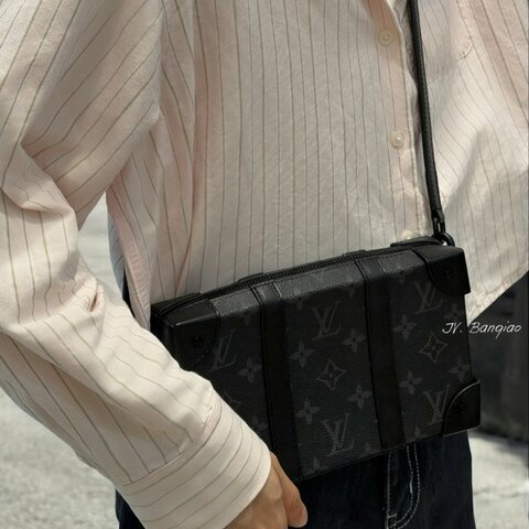 JS1397-LV 黑原花Soft Trunk肩背包M69838
