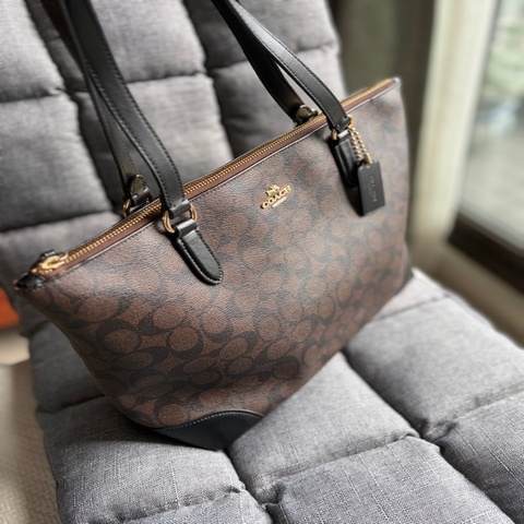 【近全新日貨】Coach 經典老花防刮拉鍊托特包（深咖黑）附原廠紙袋．通勤神包/大容量 Gallery Tote