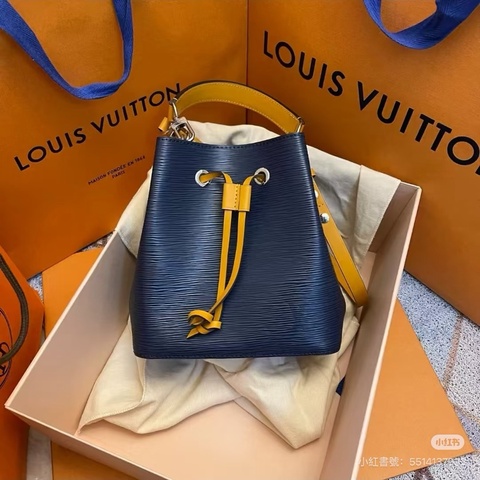 Louis Vuitton • 經典Epi水波紋海軍藍拼橘色水桶包