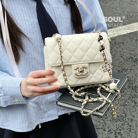 Chanel • 23p限定愛心琺瑯釦 珠光白方胖子芯片款✨