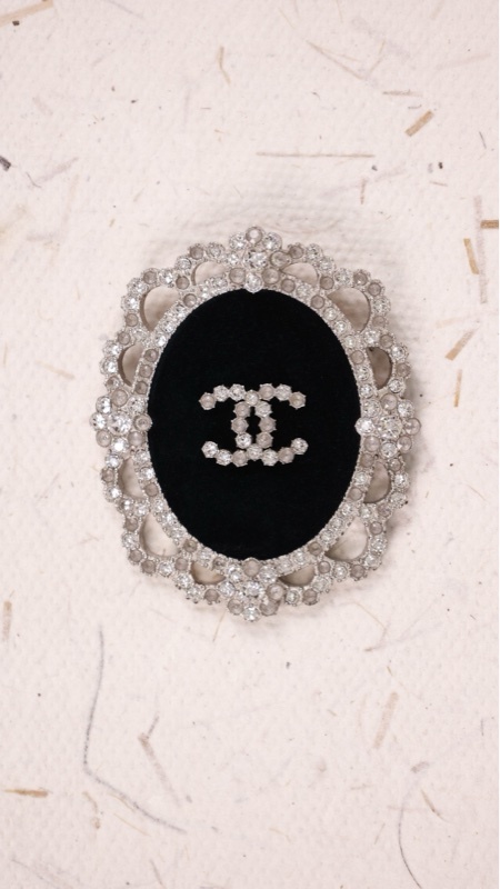Chanel 15年萨尔茨堡系列莱茵石黑色丝绒胸针