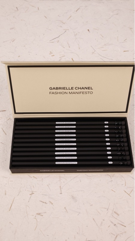 Chanel 嘉伯丽尔展览时尚宣言铅笔套装
