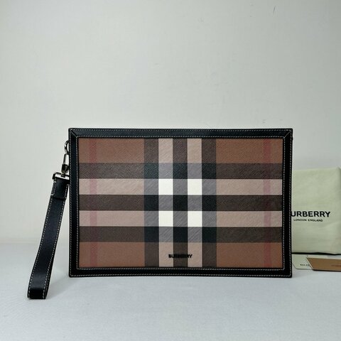 BURBERRY 樺木棕格紋黑字手拿包