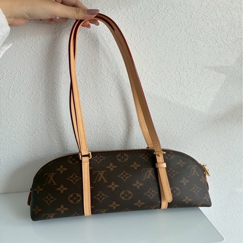 LV M82953花紋橫式半圓雙肩包 超美✨✨