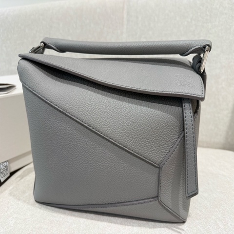 Loewe Puzzle Small 淺灰色 24 × 16.5 × 10.5