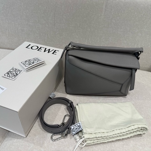 Loewe Puzzle Small 淺灰色 24 × 16.5 × 10.5