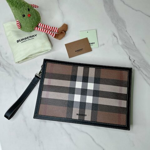 BURBERRY 樺木棕黑字手拿包