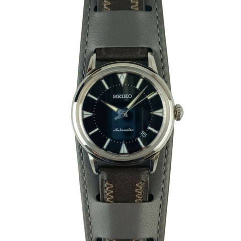 精工 (SEIKO) Prospex Alpinist 復刻版腕錶，限量發行 1959 枚，型號 6L35-00E0 SJE085，黑色錶盤，不鏽鋼錶殼，皮錶帶，男士腕錶