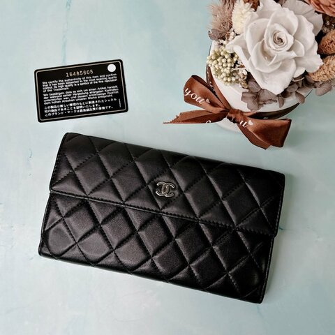 CHANEL 黑銀羊扣式對折長夾