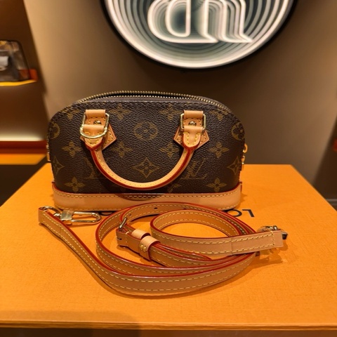 Lv 路易威登迷你贝壳bb。