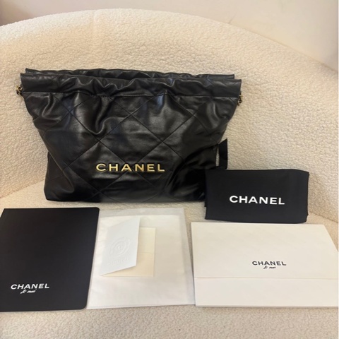 幾乎全新香奈兒 Chanel 22bag 黑金小號 晶片款 黑色牛皮 金色Logo 金鏈抽繩設計