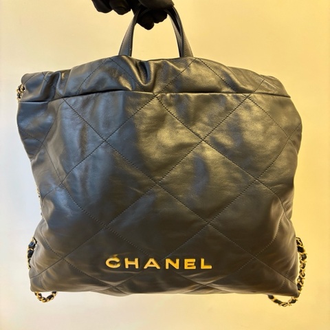 CHANEL香奈兒 22Bag 23S 字母徽標菱格紋鏈條 皮穿鏈 亮面小牛皮拼金色金屬 背包雙肩包 女款 黑色 長29cm 寬7cm 高34cm