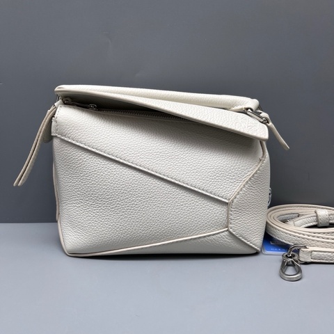 Loewe羅意威 98新 新款白色Puzzle幾何包