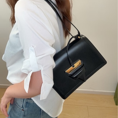 ✨Loewe羅意威｜黑金Barcelona 三角包｜98新