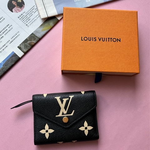 LV 黑/米壓紋釦式三折短夾
