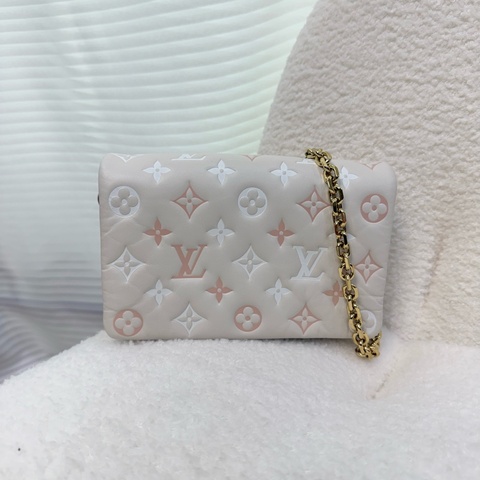 Lv米白拚粉logo壓紋羊皮Coussin下蓋鏈條斜背包