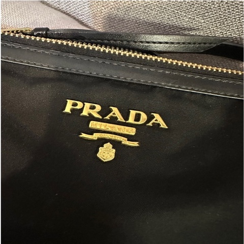 Prada 金色 logo黑色斜孭包，易配搭，非常實用