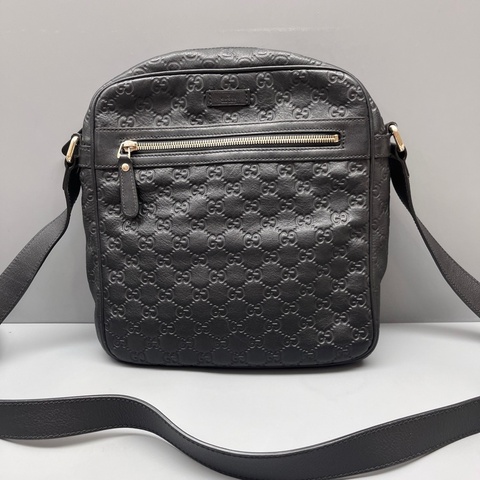 Gucci古馳 97新 黑色壓花郵差包