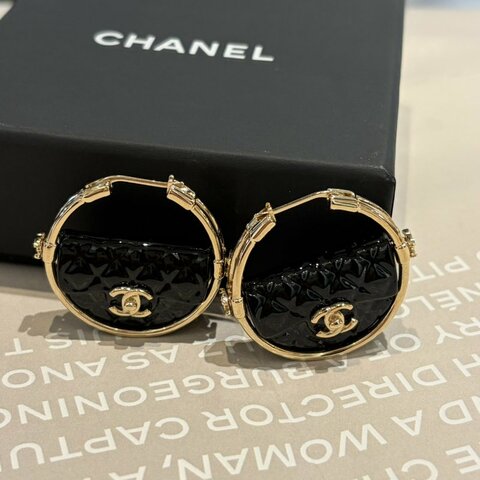 CHANEL淡金簍空圓形+黑琺瑯包包造型耳環