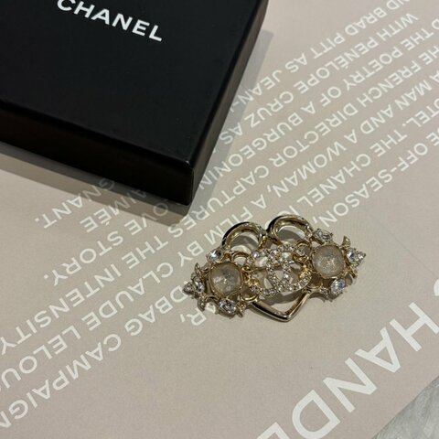 CHANEL寶石水鑽雙C簍空愛心胸針