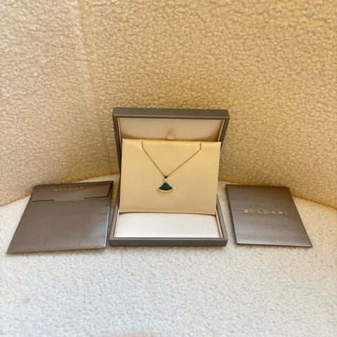 寶格麗21年全套孔雀石大綠扇子邊鑽項鍊，清雅貴氣滿滿。孔雀石寓意高貴、好運、平安。專櫃價人民幣 53,100 元。