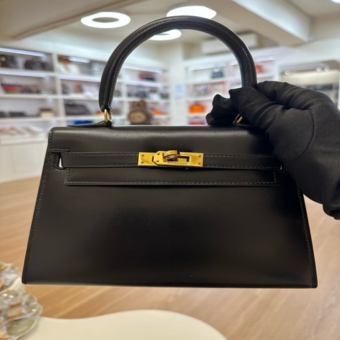 愛馬仕 Hermès Kelly 20 黑金（黑色配金色金屬配件）大耳朵款，Box 皮，1987 年生產，附配件及肩帶。