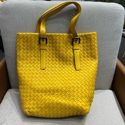 Bottega Veneta葆蝶家 黃色編織托特包 尺寸31x24cm。
