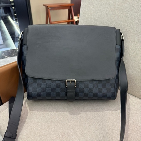 Louis Vuitton 路易威登，棋盘格拼牛皮单肩斜挎翻盖邮差包 尺寸约28×24。
