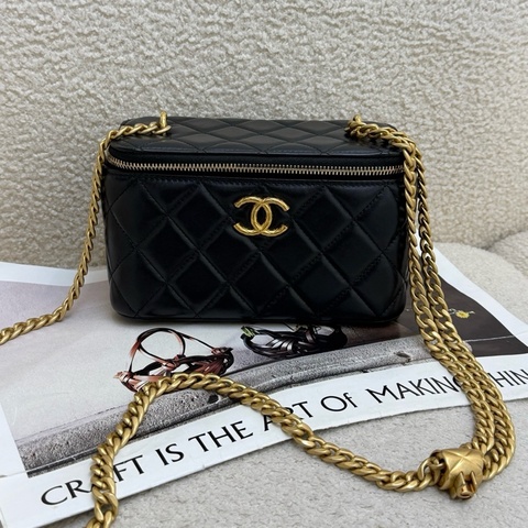 Chanel/香奈兒 黑色羊皮金柱款化妝盒帶鏡子斜背包化妝包 金扣