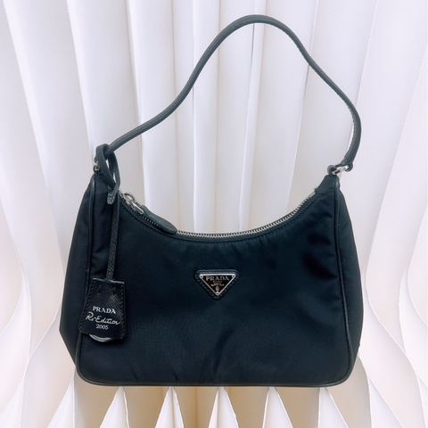 Prada re-edition 2005 黑色尼龍腋下包