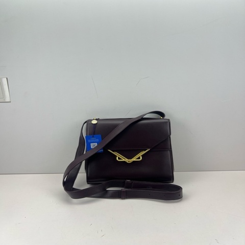 BOTTEGA VENETA BV Clip 葆蝶家翻蓋三角扣單肩斜挎郵差包，黑色金扣，經典設計 葡萄紫