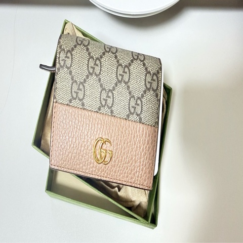 ✨ Gucci 熱門 GG Marmont 系列短夾，粉嫩配色非常少見，附原廠盒裝與防塵袋，整體保存良好，誠可議價。✨