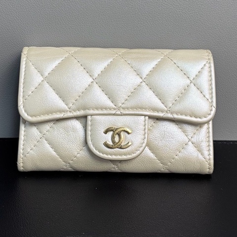 Chanel/香奈兒 珠光白色牛皮 卡包零錢包 31開 菱格紋壓紋設計，金色雙C扣飾