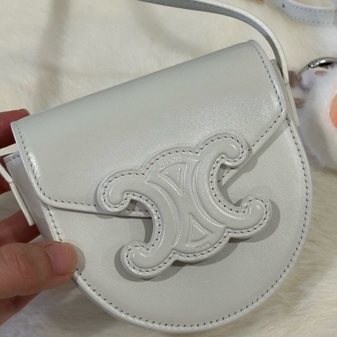 99新CELINE賽琳 BesaceCuir Triomphe 凱旋門小包  mini白色馬鞍包 牛皮 22年編碼