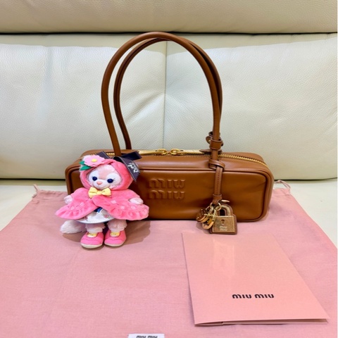 👜 MIU MIU Beau 長柄保齡球包｜張員瑛同款手袋✨ 專櫃已斷貨絕美干邑色 | 2026年3月購入 | 附正本購證＋防塵袋＋完整紙袋｜全新大全配