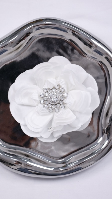 Chanel 25A杭州西湖秀款白色山茶花莱茵石胸针