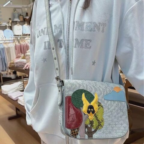 LV 牛仔帆布拼皮童話系列  限定款肩背斜背包 24*20*4 98新配件塵袋