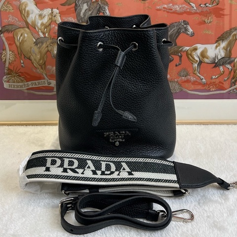 99新 Prada 普拉達 黑色水桶牛皮單肩斜挎包 倆個肩帶