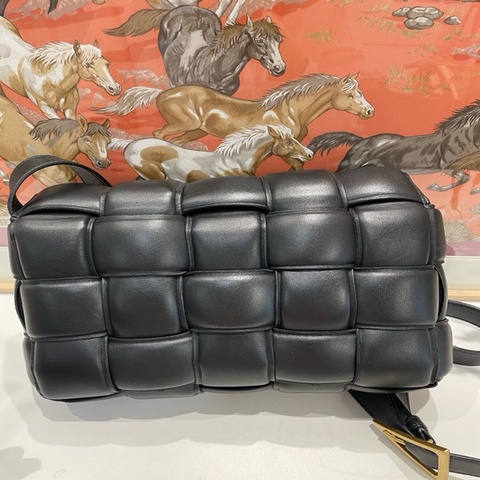 葆蝶家/Bottega Veneta  Cassette編織黑色羊皮革 男女同款斜挎包 尺寸18*26*8