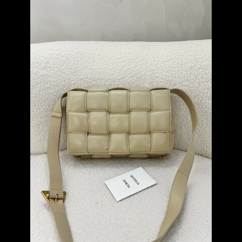葆蝶家Bottega Veneta Padded Cassette 15格編織枕頭包單肩斜挎包 98新❤️ 肩帶可調節 款式經典