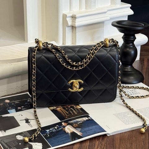CHANEL 季節款雙金球掀蓋 黑羊皮AS2649