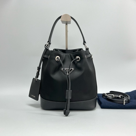 Prada 新款黑色尼龍拼皮 水桶包
