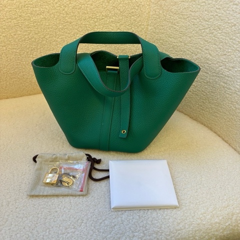 愛馬仕 Hermès 綠色菜籃子 18 U刻！Togo 皮質細膩，金色五金搭配綠色超美！專櫃購入。
