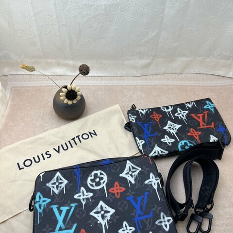 Louis Vuitton Trio Messenger 塗鴉三合一郵差包