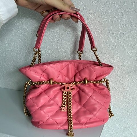 Chanel 粉色琺瑯金鏈水桶包