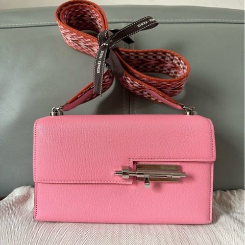 HERMES 愛馬仕 Verrou Chainei 手槍包，Y 刻，Mysore 山羊皮，銀扣，單肩斜挎包。